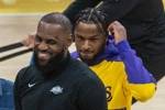 😂诛心！快船球迷墙喊话：We Want Bronny📣